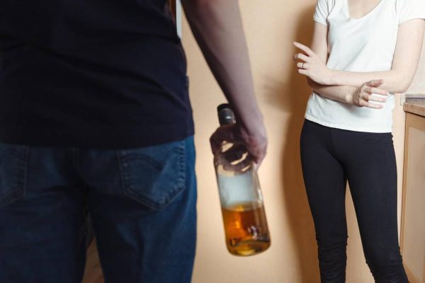 Manipulacje niepijącego alkoholika: Jak przetrwać w związku?