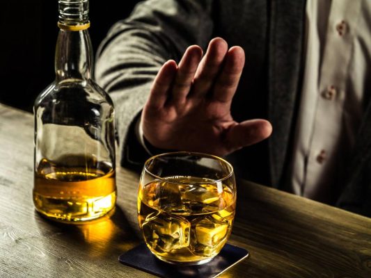 Przepicie wszywki alkoholowej: perspektywa lekarza