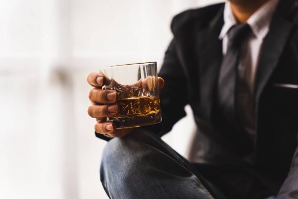 Wysokofunkcjonujący alkoholik a izolacja społeczna